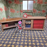 reol-radioreol-roedt-vaekkeur-blomsterholder-gul-loftslampe-retro-legetoej-dukkehus-indretning
